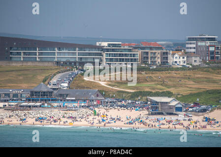 Fistral Beach von Osten Pentire in Newquay in Cornwall gesehen. Stockfoto