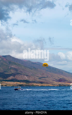 Tandem parasailers Gleiten über der Westküste von Maui. West Maui Berge im Hintergrund. Stockfoto