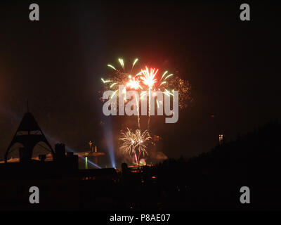 Mehrfarbige hellen festlichen Feuerwerk auf dem Hintergrund einer dunklen Nachthimmel. Für ihr Design Stockfoto