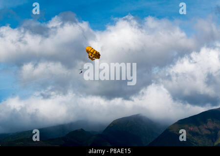 Tandem parasailers Gleiten über der Westküste von Maui. West Maui Berge im Hintergrund. Stockfoto