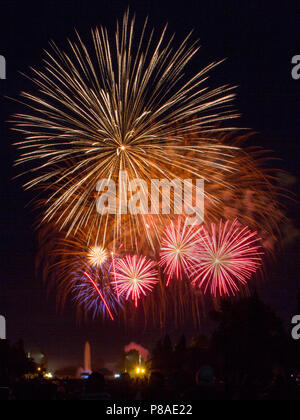 Die Menschenmenge versammelt, um den vierten Juli Feuerwerk erleben. Kann auch für die neuen Jahre Feier verwendet werden. Stockfoto