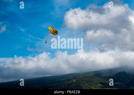 Tandem parasailers Gleiten über der Westküste von Maui. West Maui Berge im Hintergrund. Stockfoto