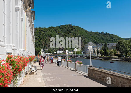 Wanderer am Ufer prommenad auf der Lahn, Bad Ems, Deutschland. Stockfoto