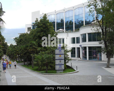 Eine große Anzahl von Touristen schlendern entlang der Park Avenue in der Nähe der modernen Sanatorium komplex. Für ihr Design Stockfoto