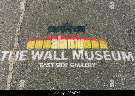 Berlin, Deutschland, 13. Mai 2018: Fahrbahnmarkierung "Die Mauer Museum" an der East Side Museum Stockfoto