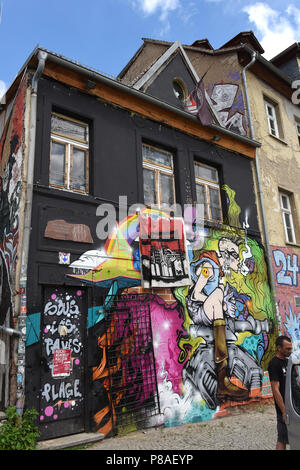 Weimar Deutschland Hocke in baufälligen Gebäude mit politischen Graffiti an den Wänden Stockfoto