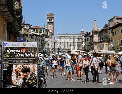 Marktstände vor dem Torre Dei Lamberti in der Piazza delle Erbe, Verona, Venetien, Italien, Italienisch. (William Shakespeare's Romeo und Julia, die zum ersten Mal im Jahre 1597 veröffentlicht, gilt als die erste romantische Tragödie zu sein, die jemals geschrieben wurden. ) Stockfoto