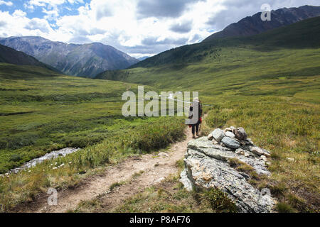 Rückansicht des Tourist mit Backpacker Trekking im Altai, Russland Stockfoto