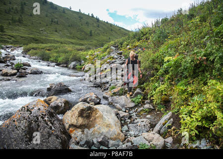 Junge Backpacker zu Fuß in der Nähe des Flusses im Altai, Russland Stockfoto
