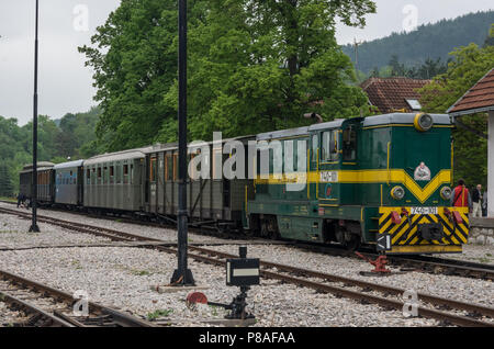 Mokra Gora, Serbien - 28. August 2015. Alte rumänische Lokomotive Schmalspurbahn genannt Sargan-tests Zur Acht am Bahnhof Mokra Gora Stockfoto