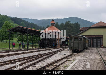 Sargan-tests zur Vitasi, Serbien - 6. Mai 2018: die Alten Dampfzüge in Sargan-tests zur Vitasi station. Von hier aus starten Sie den so genannten Argan Acht "schmalspur Erbe Rai Stockfoto