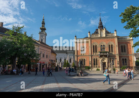 Novi Sad, Serbien - Mai 08, 2018: das Monument von Jovan Jovanović Zmaj, vor neo-klassischer Architektur von vladicin Court Palast des Bischofs und in Keine Stockfoto