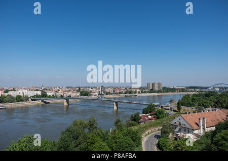 Stadtbild in Novi Sad mit Varadin Brücke (Duga) und die Donau. Von der Festung Petrovaradin, Serbien Stockfoto