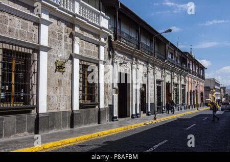 Arequipa, Peru - Januar 2, 2014: Gebäude im typischen Kolonialstil, in der Straße von Arequipa, Peru Stockfoto