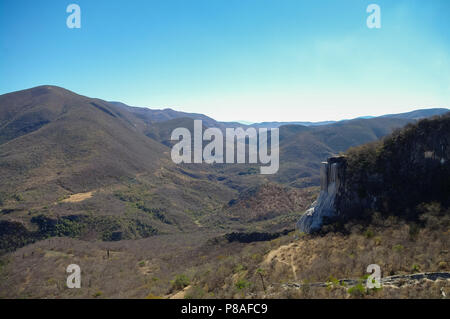 Thermalquellen, die Hierve El Agua in Oaxaca einer der schönsten Orte in Mexiko ist sind hoch in den Bergen. Stockfoto