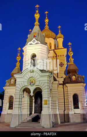 Kirche mit Symbolen und goldenen Kuppeln mit Kreuzen vor dem Hintergrund eines dunklen, blauen Abendhimmel. Für ihr Design Stockfoto