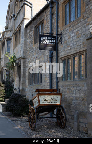 Broadway Museum und Kunstgalerie in den Cotswolds, Vereinigtes Königreich. Broadway Dorf liegt unter Fisch Hill auf der westlichen Cotswold Escarpment. Der "breite Weg" ist die breite Gras gesäumten Hauptstraße, zentriert auf dem Grün, der mit roten Kastanien und Honig gesäumt ist - farbige Cotswold Kalkstein Gebäude, viele, die aus dem 16. Jahrhundert. Es ist für seine Assoziation mit der Kunst und Handwerk Bewegung bekannt und liegt in einer Gegend von herausragender Landschaft und Naturschutz. Die breite Hauptstraße mit einer Vielzahl von Geschäften und Cafés gesäumt ist, viele in denkmalgeschützten Gebäuden untergebracht. Die Cotswolds sind ein Stockfoto
