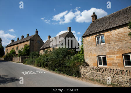 Guiting Power in den Cotswolds, Vereinigtes Königreich. Guiting Power ist ein kleines Dorf in der Grafschaft Gloucestershire. Die Bevölkerung bei der Volkszählung 2011 wurde 296. Die Cotswolds sind ein Bereich, in South Central England. Der Bereich wird durch das Fundament der Kalkstein, der für die goldfarbenen Cotswold Stein abgebaut wird definiert. Es enthält einzigartige Merkmale, die sich aus der Verwendung dieser Mineral abgeleitet; die überwiegend ländlichen Landschaft aus Stein gebaute Dörfer und historische Städte. Stockfoto