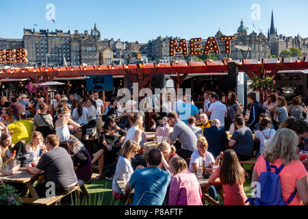 Busy Bar im Freien im Sommer bei Waverley Market Einkaufszentrum an der Princes Street in Edinburgh, Schottland, Großbritannien Stockfoto