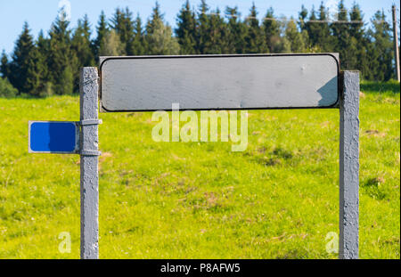 Rechteckiges Schild auf der Rückseite vor dem hintergrund der grünen Gras und Bäumen. Für ihr Design Stockfoto
