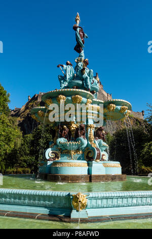 Blick auf Ross Brunnen nach der Renovierung in der Princes Street Gardens und Edinburgh Castle, Schottland, UK Stockfoto