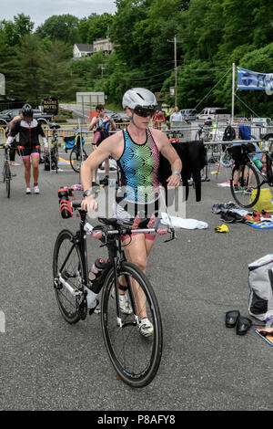 Jodi Plante beginnt das Bike Segment in Den Haag 2018 Ausdauer Festival Sprint Triathlon Stockfoto