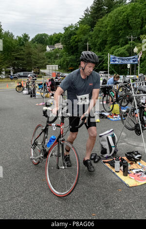 Markieren Lucier beginnt das Bike Segment in Den Haag 2018 Ausdauer Festival Sprint Triathlon Stockfoto