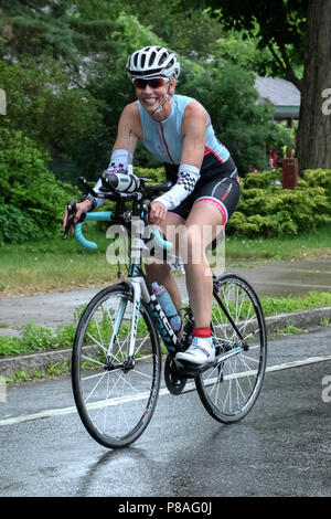 Julie Cuneo während der Bike Segment in Den Haag 2018 Ausdauer Festival Olympic Triathlon Stockfoto