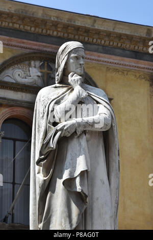 Die Statue von Dante Alighieri in Piazza dei Signori Square, Verona, Venetien, Italien, Italienisch (Durante degli Alighieri, Dante Alighieri Dante oder einfach 1265-1321 war einer der wichtigsten italienischen Dichter des späten Mittelalters. Seine Göttliche Komödie, ursprünglich genannt Comedìa (moderne Italienisch: Commedia) und später die Kleinkindtaufe Divina von Giovanni Boccaccio, ist allgemein die wichtigsten Gedicht des Mittelalters und der größte literarische Werk in italienischer Sprache) Stockfoto