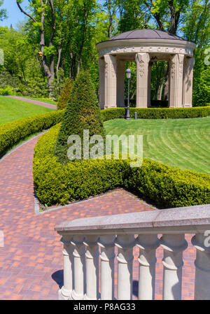 Konkrete Pavillon mit Spalten unter der Kuppel in einer grünen gepflegten Park in der Nähe der Gasse. Für ihr Design Stockfoto