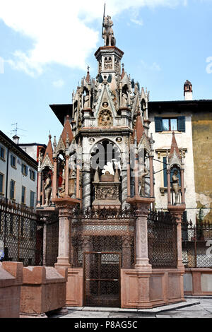 Die Basilika (Arche Scaligere) ist eine Gruppe von fünf Gotischen Grabdenkmäler in Verona, Italien, feiern die Scaliger Familie, die in Verona vom 13. bis zum Ende des 14. Jahrhunderts beherrschten. Italien Stockfoto