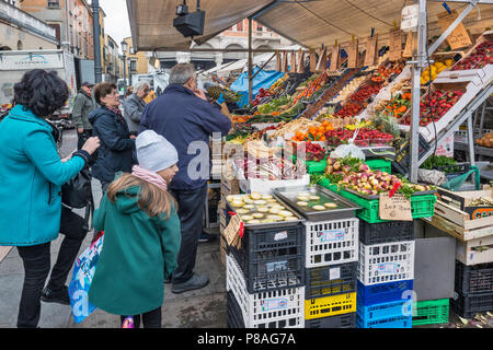 Gemüsehändler ausgeht, Piazza delle Erbe in Padua, Venetien, Italien Stockfoto