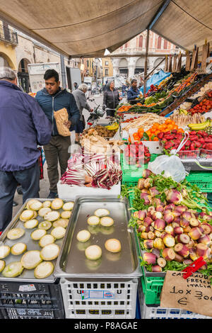 Artischockenherzen und gebackene Schichten in der gemüsehändler ausgeht, Piazza delle Erbe in Padua, Venetien, Italien Stockfoto