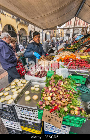 Artischockenherzen und gebackene Schichten in der gemüsehändler ausgeht, Piazza delle Erbe in Padua, Venetien, Italien Stockfoto