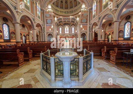 Sacramento, Kalifornien - 6. Juli 2018: Langhaus der Kathedrale, die dem Allerheiligsten Sakrament. Stockfoto