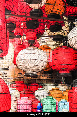 Moderne chinesische Laternen an Panjiayuan Markt in Peking, China Stockfoto