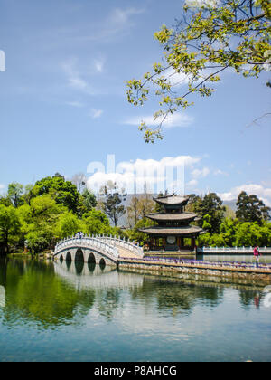 Traditionelle Pavillon und steinerne Brücke am Pool des Schwarzen Drachens in Lijiang, China Stockfoto