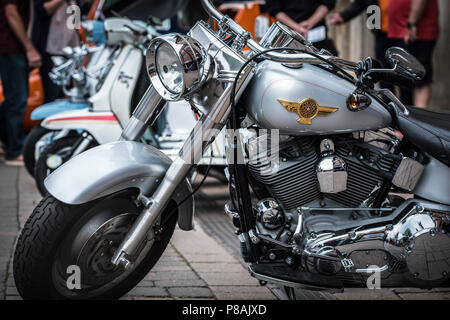 Harley Davidson Fat Boy Motorrad mit Roller hinter sich. Stockfoto