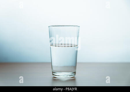 Studio geschossen von einem einzigen Glas Wasser Stockfoto