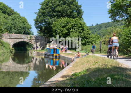 Badewanne, UK - 30. Juni 2018: Sommer Tag auf dem Kennet und Avon Kanal in der Nähe von Claverton in Somerset, England. Wanderer, Radfahrer, Wassersportler und Angler enjoyi Stockfoto