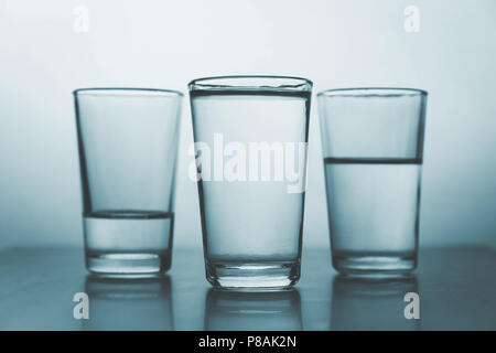 Studio shot von drei Wassergläser jeder mehr Wasser als der andere Stockfoto