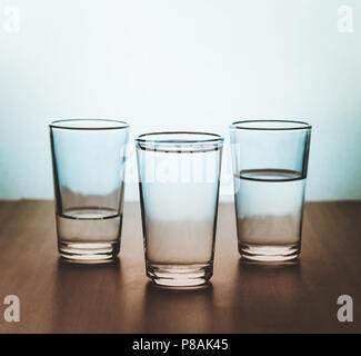 Studio shot von drei Wassergläser jeder mehr Wasser als der andere Stockfoto