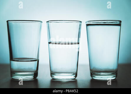 Studio shot von drei Wassergläser jeder mehr Wasser als der andere Stockfoto