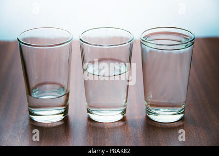 Studio shot von drei Wassergläser jeder mehr Wasser als der andere Stockfoto