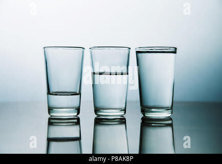 Studio shot von drei Wassergläser jeder mehr Wasser als der andere Stockfoto