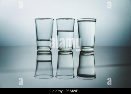 Studio shot von drei Wassergläser jeder mehr Wasser als der andere Stockfoto