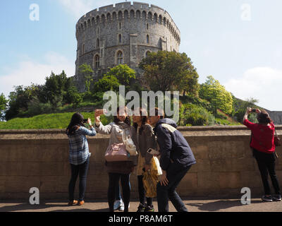 Touristen für selfies im Schloss Windsor, UK posing Stockfoto