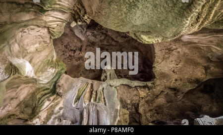 Höhle in Khao Kha Nab Nam Ökotourismus und gemeinschaftlichen Lebens Klongprasong Provinz Krabi Thailand. Stockfoto