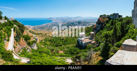 Panoramablick auf das Tyrrhenische Küste mit Cofano mount, Kirche des Heiligen Johannes des Täufers und Torretta Pepoli von Erice, Trapani, Sizilien Stockfoto