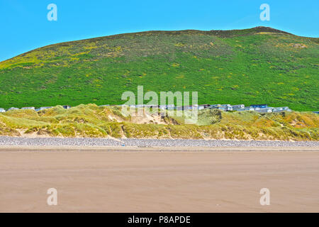 Ein Cluster von stationären Wohnwagen an Hiilend Camping Park mit Blick auf den Strand bei Llangennith/Rhossili, Gower, s. Wales Stockfoto